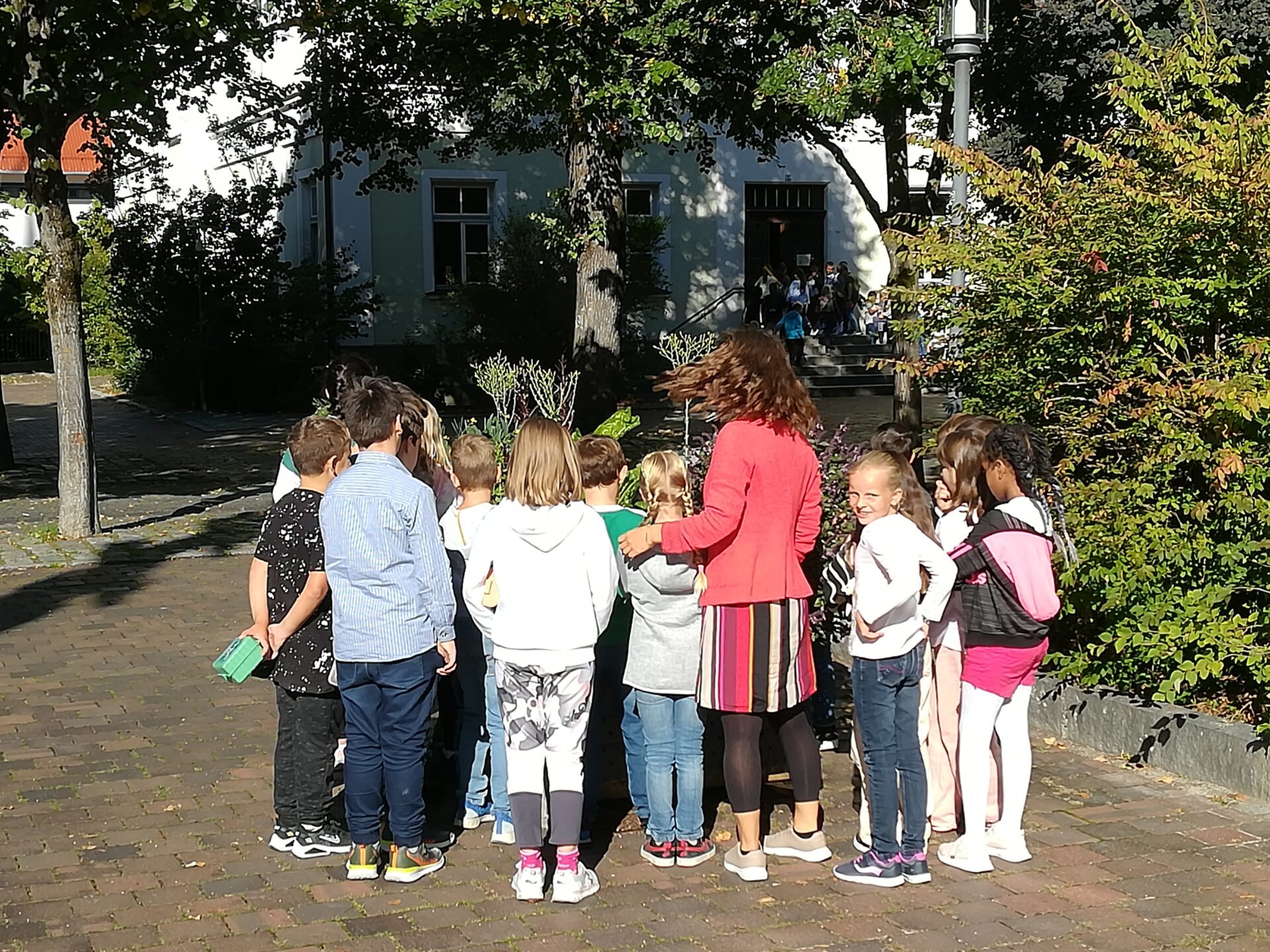 ... vor einer Schule